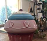 GIANT CUPCAKE COOKIE JAR