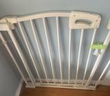 Baby gate with extender