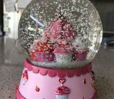 Cupcake snow globe