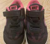 NIKE Girl's Runners 7C Revolution 3