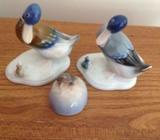 Porcelain ducks with a frog