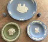 Vintage collectable wedgewood plates and thimbles